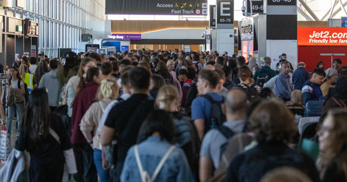 haosul si zborurile anulate continua si astazi pe aeroporturile din marea britanie dupa o defectiune la controlul traficului aerian 6aa105317784d