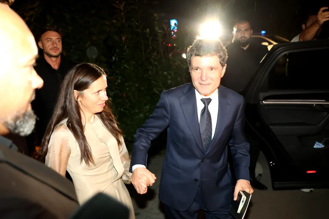 imaginile zilei nicusor dan si celebrul carnetel la nunta lui alexandru nazare am facut si putina politica 6aa65977bd7a4