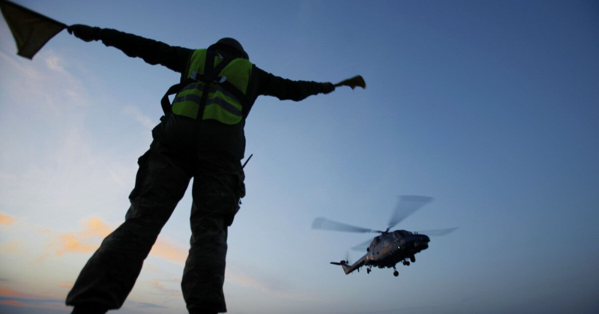 o fregata rusa a lansat rachete de semnalizare catre un elicopter militar danez in apele internationale 6aa8fbabca049