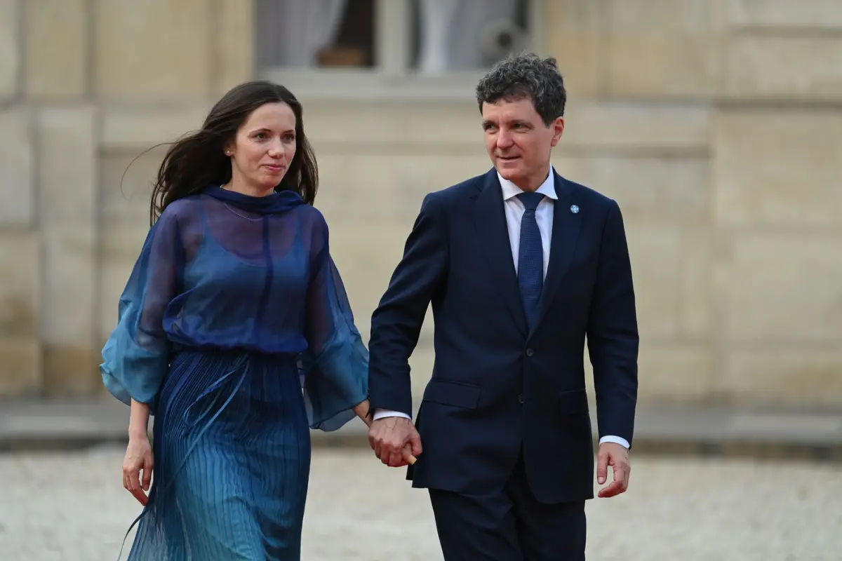 spoiala sistemului mirabela de la concubina la sef de stat 6aa023f9f217b
