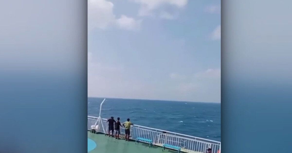 video operatiune disperata in indonezia dupa ce o nava cu 243 de oameni la bord a naufragiat mai bine de jumatate din oameni sunt disparuti 6aa66de288c2d