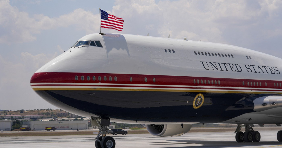 video toboganul gonflabil al avionului primit de trump din qatar s a declansat cu putin timp inainte de decolare 6aa1c98a805c1